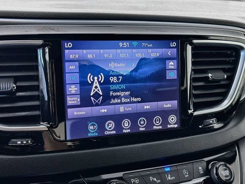 Used 2019 Chrysler Pacifica Touring Plus w/ Advanced Safetytec Group FWD image 17