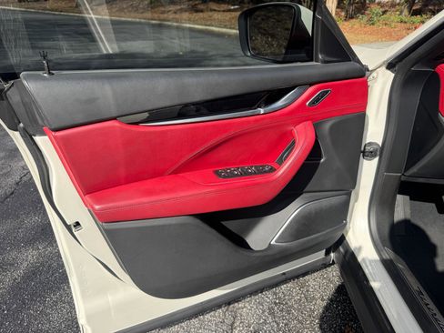 Used 2018 Maserati Levante GranLusso image 18