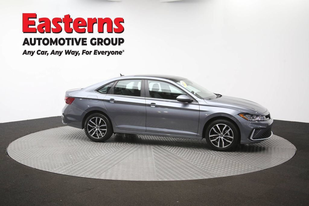 Used 2025 Volkswagen Jetta SE FWD image 45