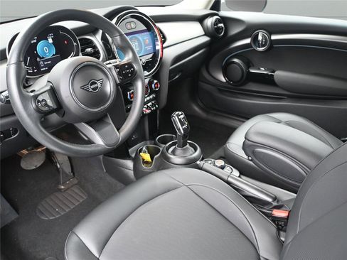 Used 2022 MINI Cooper 2-Door Hardtop image 2