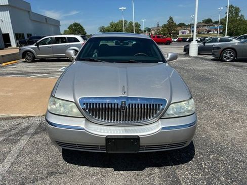 Used 2006 Lincoln Town Car Signature Limited RWD image 3