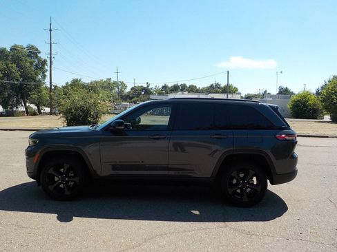 Used 2024 Jeep Grand Cherokee Altitude AWD/4WD image 7