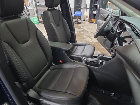 Used 2023 Buick Encore GX Essence w/ Experience Buick Package image 10