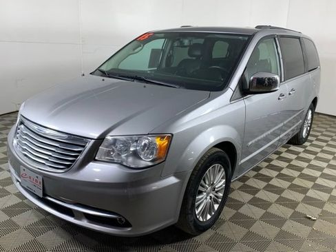 Used 2015 Chrysler Town & Country Touring-L w/ Driver Convenience Group FWD image 12