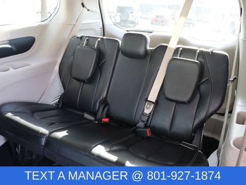 Used 2023 Chrysler Pacifica Touring-L image 15