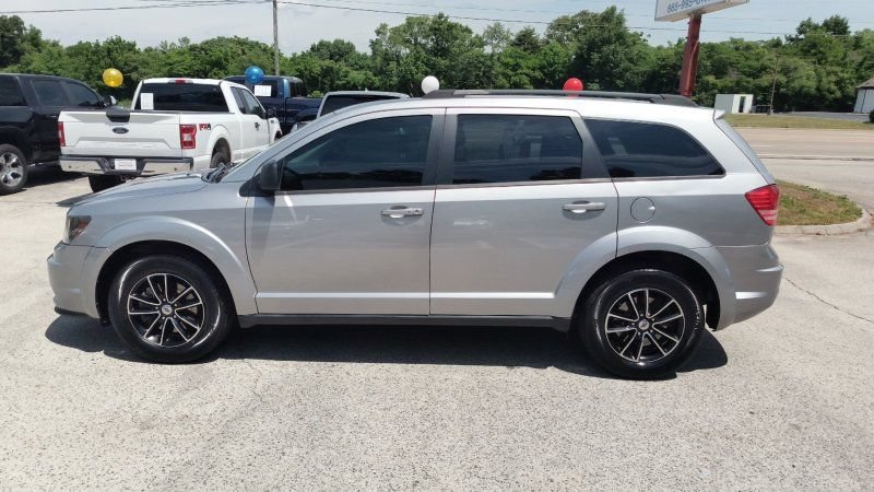Used 2018 Dodge Journey SE w/ Blacktop Package FWD image 2