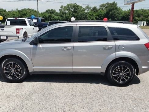 Used 2018 Dodge Journey SE w/ Blacktop Package FWD image 2