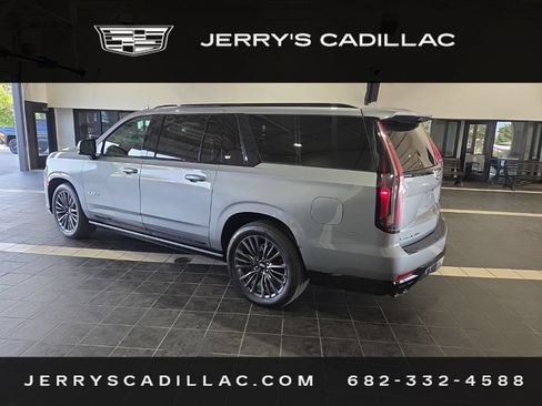 Used 2024 Cadillac Escalade ESV V AWD/4WD image 6