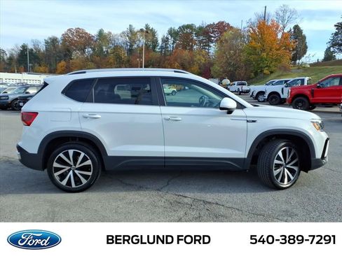 Used 2024 Volkswagen Taos SE image 4