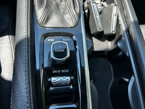 Used 2016 Volvo XC90 T6 Momentum w/ Momentum Plus Package image 27