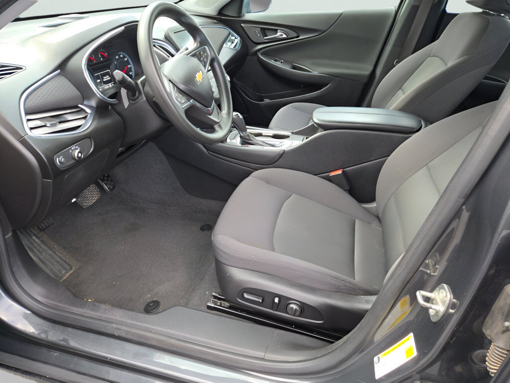 Used 2017 Chevrolet Malibu LT FWD image 26