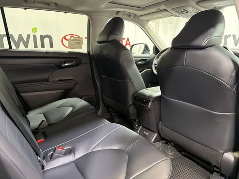 Used 2026 Toyota Highlander XLE image 14