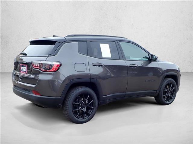 Used 2023 Jeep Compass Latitude w/ Convenience Group AWD/4WD image 4