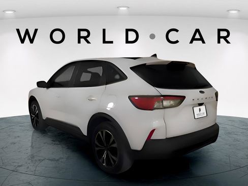 Used 2022 Ford Escape SE w/ SE Sport Appearance Package image 4