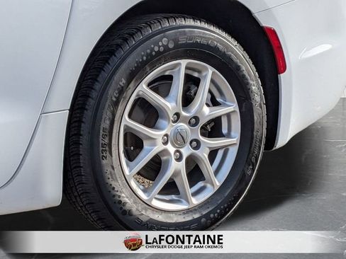 Used 2024 Chrysler Pacifica Touring-L image 30