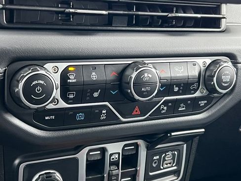 Used 2025 Jeep Wrangler Unlimited Sahara w/ Safety Group image 27