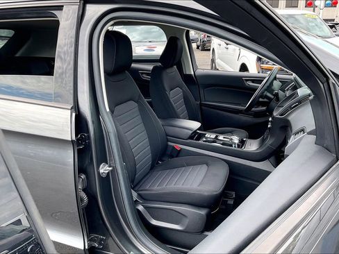 Used 2020 Ford Edge SE FWD image 6