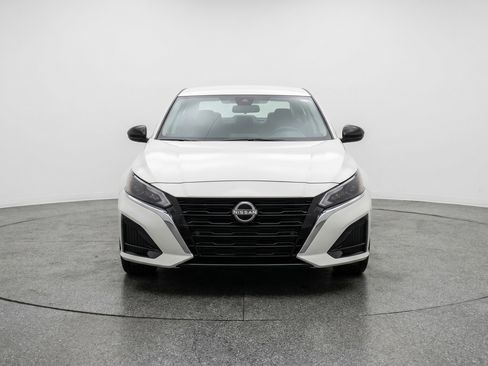 Used 2025 Nissan Altima 2.5 SV FWD image 2