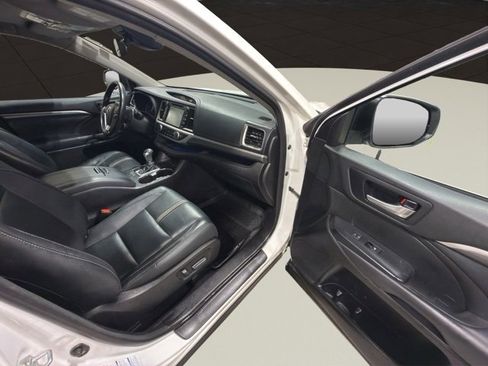 Used 2018 Toyota Highlander SE image 18
