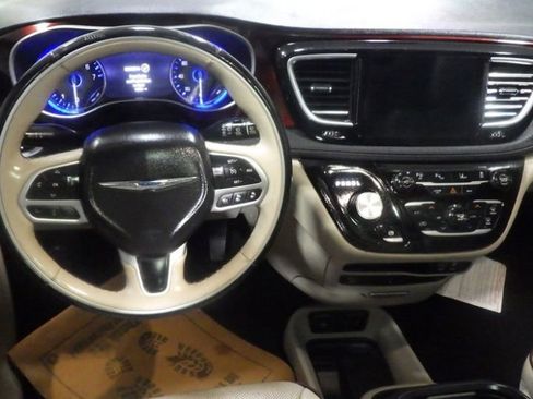 Used 2017 Chrysler Pacifica Limited image 9