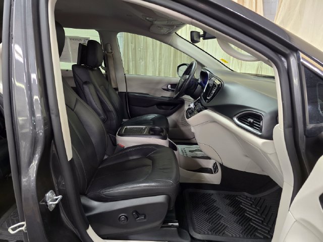 Used 2020 Chrysler Pacifica Touring-L Plus FWD image 31