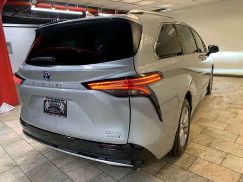 Used 2023 Toyota Sienna Limited w/ Protection Package (TMS) image 7