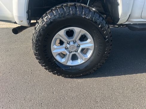 Used 2021 Toyota Tacoma SR5 AWD/4WD image 12
