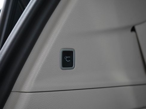 Used 2023 Chrysler Pacifica Touring-L FWD image 11