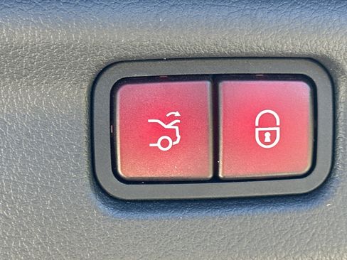 Used 2023 Mercedes-Benz C 300 Sedan w/ Exclusive Trim Package image 19