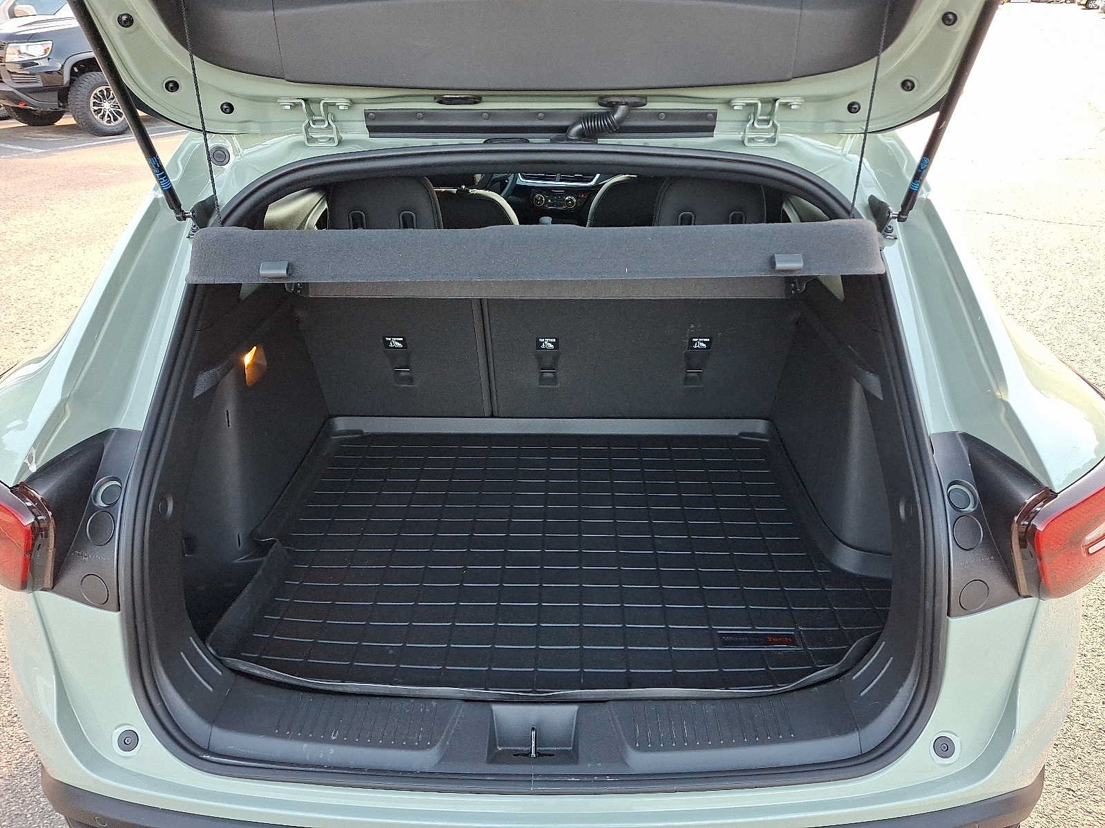 Used 2024 Chevrolet Trax RS w/ Sunroof Package FWD image 28