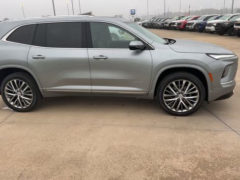 Used 2025 Buick Enclave Avenir w/ Super Cruise Package FWD image 2