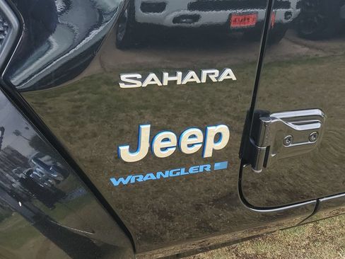 Used 2024 Jeep Wrangler Unlimited Sahara AWD/4WD image 8