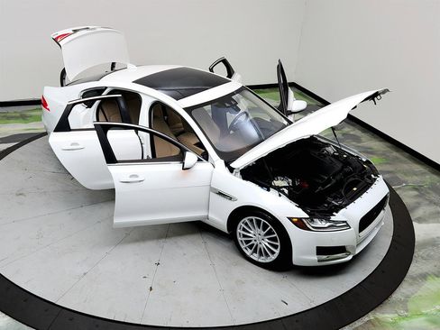 Used 2020 Jaguar XF Prestige image 38