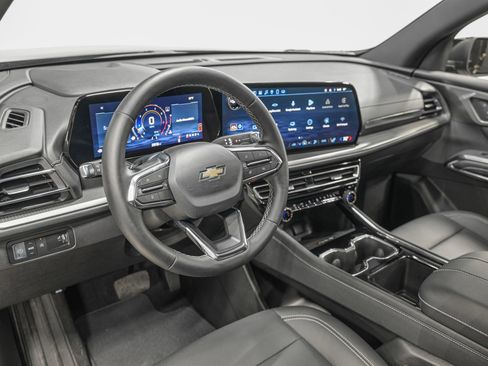 Used 2025 Chevrolet Traverse LT w/ Sun and Wheel Package image 15