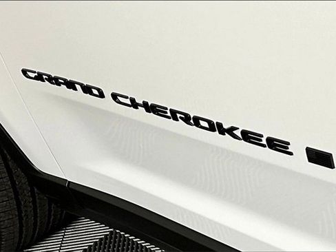 New 2025 Jeep Grand Cherokee Laredo image 10