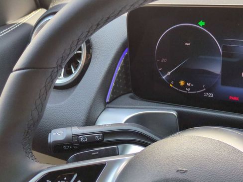 Used 2025 Mercedes-Benz GLB 250 4MATIC image 29