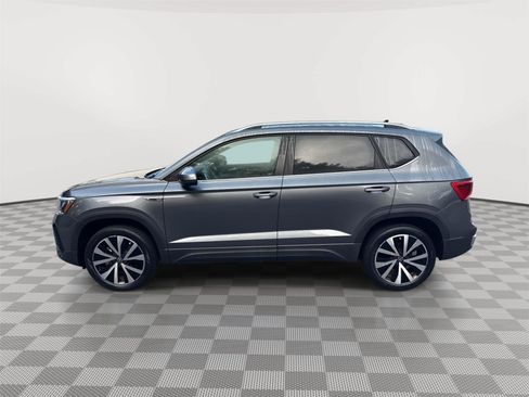 Used 2023 Volkswagen Taos SE w/ Panoramic Sunroof Package FWD image 9