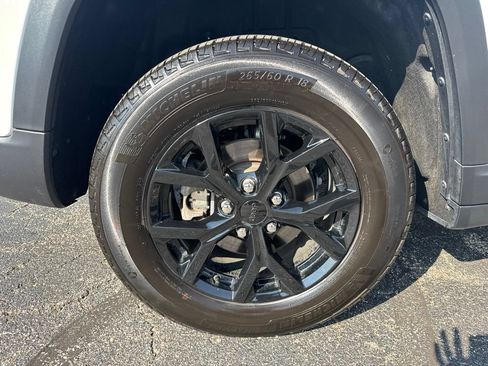 Used 2025 Jeep Grand Cherokee Altitude AWD/4WD image 23