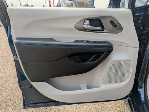 Used 2021 Chrysler Pacifica Touring-L w/ Uconnect Theater Family Group AWD/4WD image 10