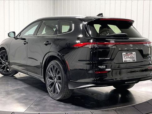 Used 2025 Toyota Crown Signia w/ Advanced Technology Package image 12