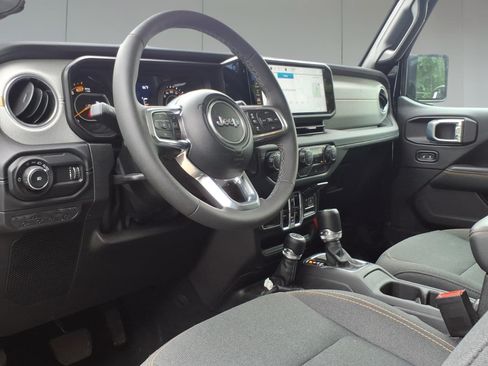 Used 2026 Jeep Wrangler Unlimited Sahara AWD/4WD image 8