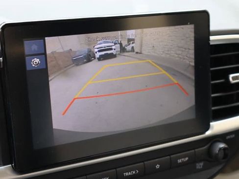 Used 2025 Hyundai Venue SEL image 8