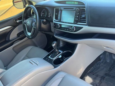 Certified 2019 Toyota Highlander FWD V6 image 12