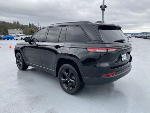 Used 2023 Jeep Grand Cherokee Altitude image 6