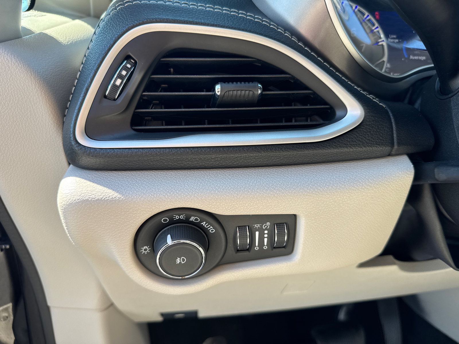 Used 2021 Chrysler Pacifica Touring-L FWD image 20
