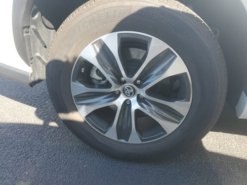 Used 2023 Toyota Highlander XLE image 6