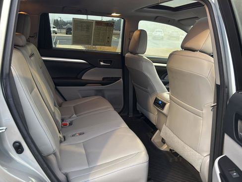 Certified 2017 Toyota Highlander XLE image 11