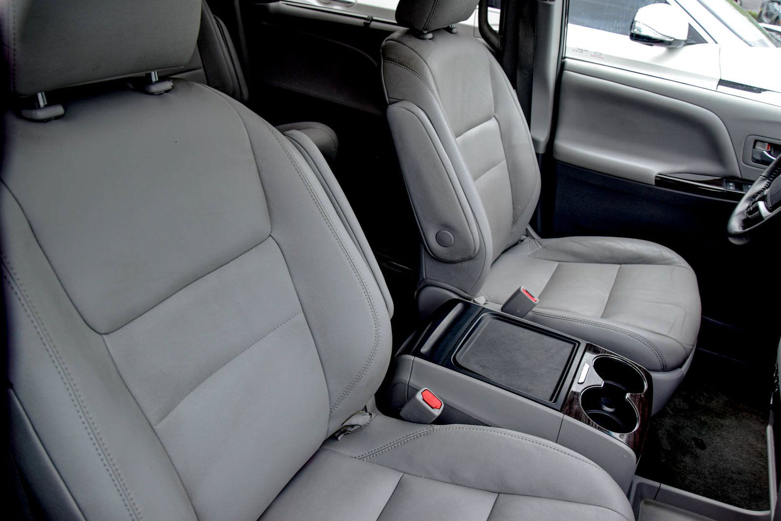 Used 2015 Toyota Sienna XLE FWD image 21