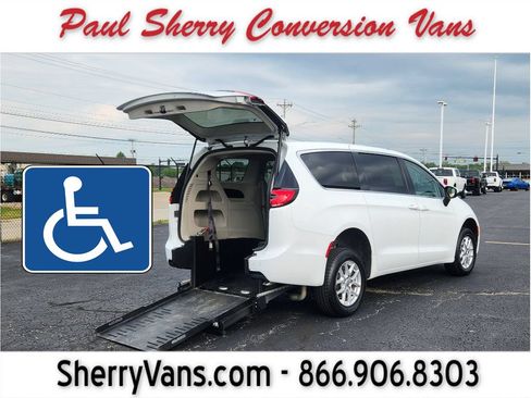 Used 2023 Chrysler Pacifica Touring-L FWD image 1