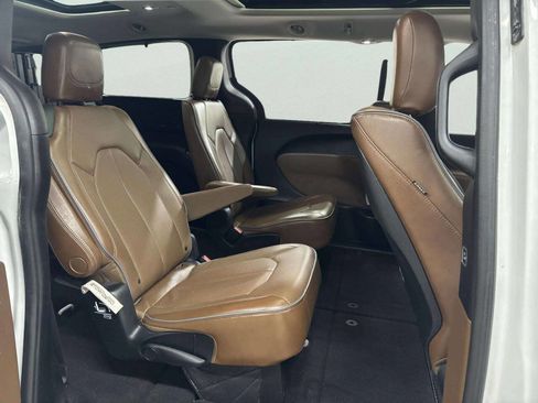 Used 2017 Chrysler Pacifica Limited image 34
